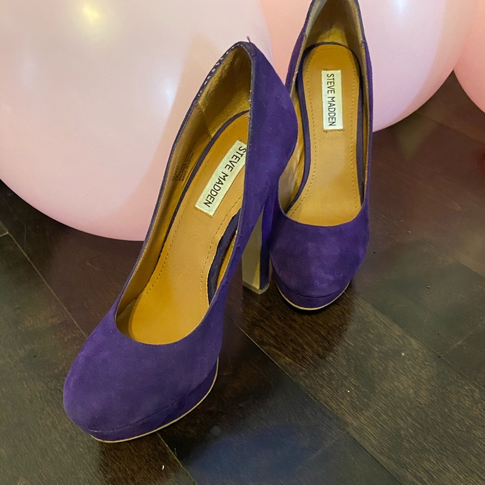 Purple platform suede pumps